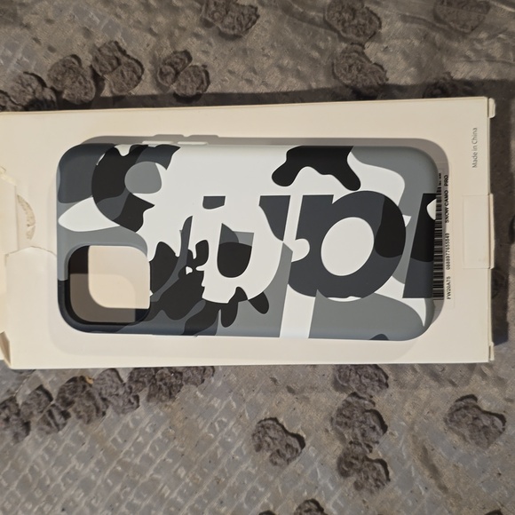 Supreme iPhone 11 Pro Case - Picture 5 of 9